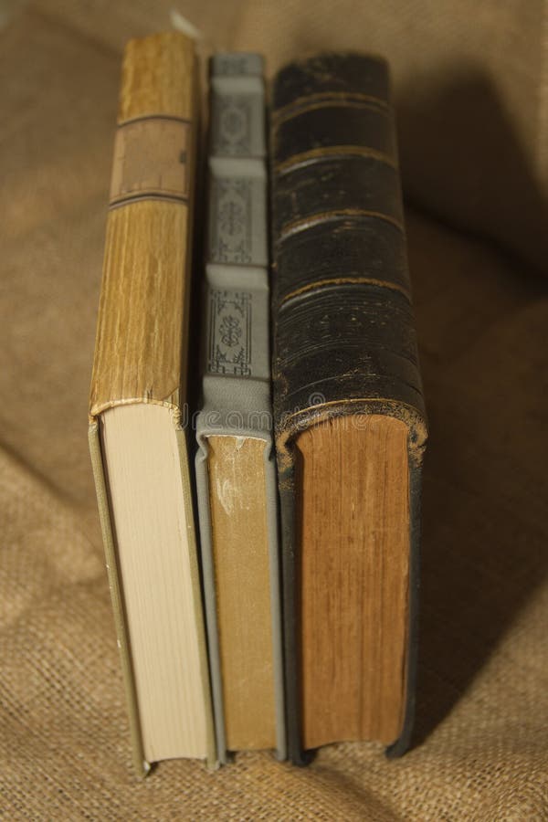 Livros velhos das datas velhas fotos de stock royalty free