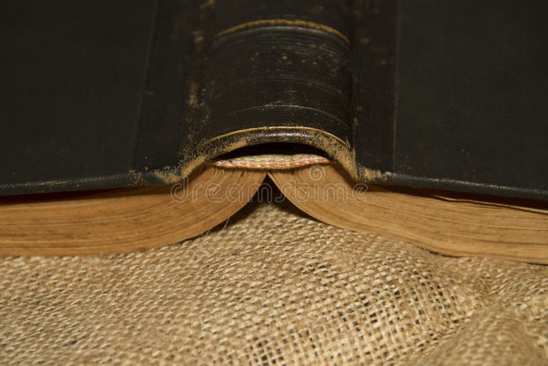 Livros velhos das datas velhas fotos de stock royalty free