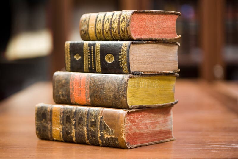 Livros antigos na estante imagens de stock