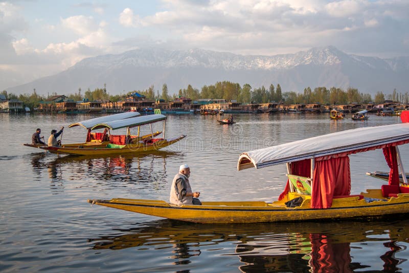 Livsstil i Dal sjön med det Shikara fartyget, Srinagar, Indien arkivfoto Livsstil i Dal sjön med det Shikara fartyget, Srinagar, Indien arkivfoto
