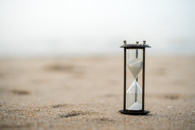 Lixe o pulso de disparo na praia, conceito da gestão de tempo do negócio imagens de stock royalty free