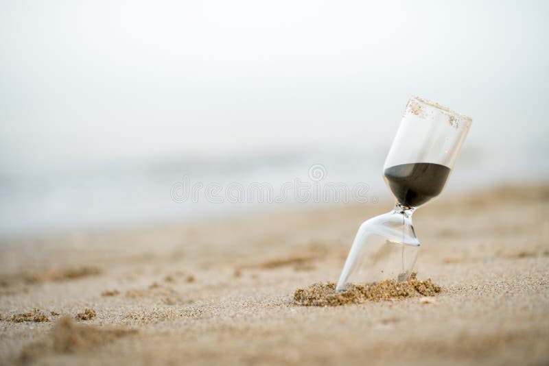 Lixe o pulso de disparo na praia, conceito da gestão de tempo do negócio fotos de stock