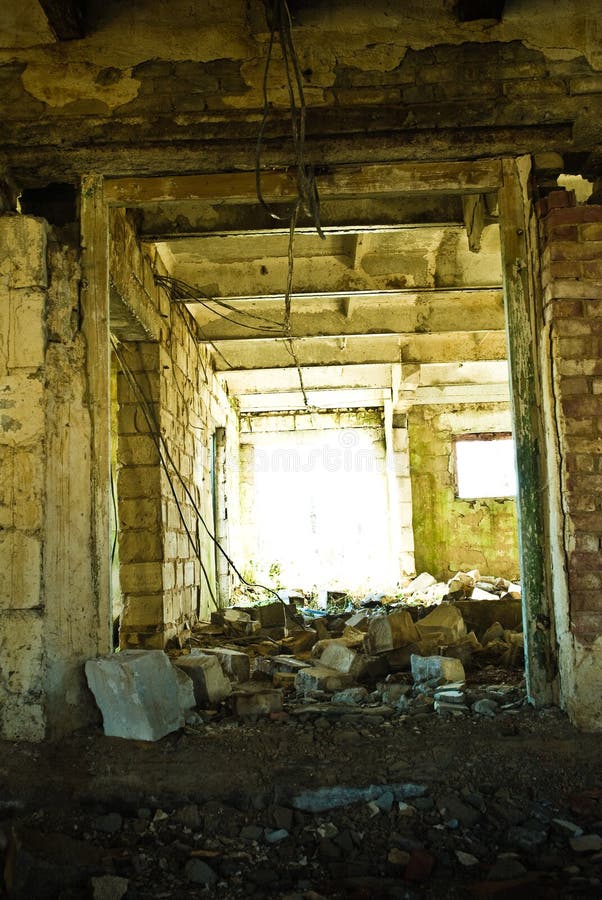 Lixo numa vaca abandonada foto de stock