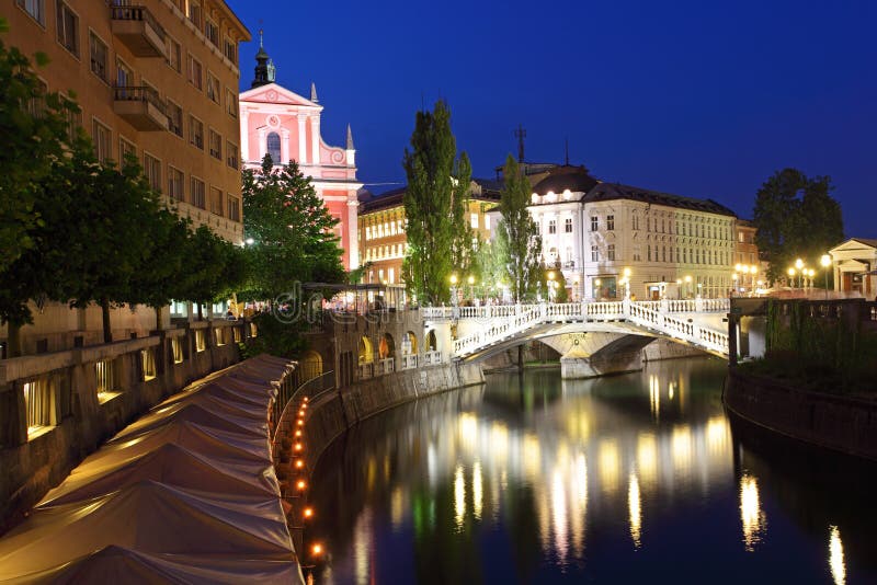Ljubljana en la noche, con el puente triple fotografía de archivo libre de regalías Ljubljana en la noche, con el puente triple fotografía de archivo libre de regalías