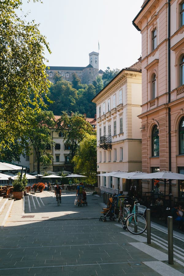 Ljubljana Slovenien - September, 8 2018: En härlig tyst gata i mitten av Ljubljana, Slovenien med att koppla av för folk royaltyfri foto Ljubljana Slovenien - September, 8 2018: En härlig tyst gata i mitten av Ljubljana, Slovenien med att koppla av för folk royaltyfri foto