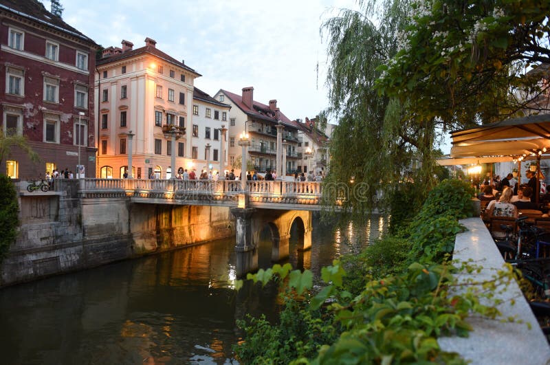 Ljubljana, Slovenië - Juni 24, 2019: Mensen bij koffie in het centrum van Ljubljana royalty-vrije stock foto Ljubljana, Slovenië - Juni 24, 2019: Mensen bij koffie in het centrum van Ljubljana royalty-vrije stock foto