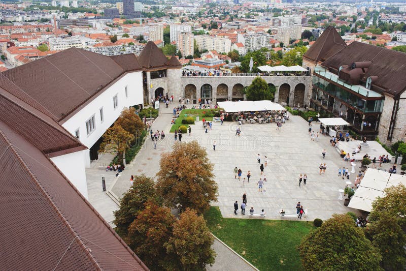 Ljubljana Slovénie - 15 août 2017 : Vue de la place à l'intérieur du château photo stock Ljubljana Slovénie - 15 août 2017 : Vue de la place à l'intérieur du château photo stock