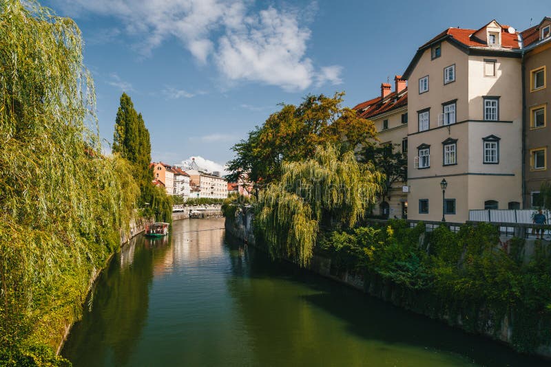 Ljubljana, Slowenien - September, 8 2018: Eine schöne Ansicht in dem Fluss Ljubljanica, das Ferienort von Ljubljana, die Hauptsta stockfotos Ljubljana, Slowenien - September, 8 2018: Eine schöne Ansicht in dem Fluss Ljubljanica, das Ferienort von Ljubljana, die Hauptsta stockfotos