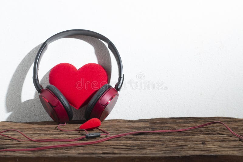 Ljudhörlmusik med kärleksröd hjärtdekoration under festhelgsäsongen, hälsning av valentinernas bröllopsgåva arkivfoton
