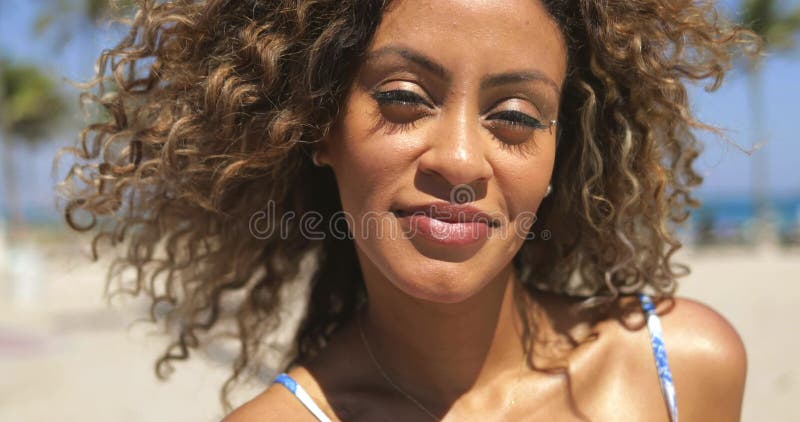 Ljus afrikansk amerikankvinna i tropiskt solsken