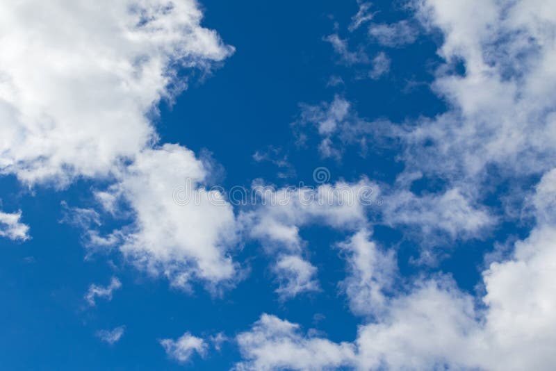 Ljus blå himmel med vit fördunklar bildande royaltyfri foto