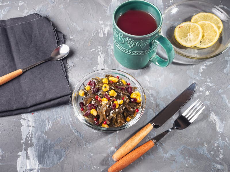 Ljus frukost med havsväxt- och havresallad royaltyfria foton Ljus frukost med havsväxt- och havresallad royaltyfria foton