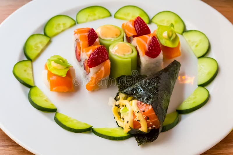 Ljus färgsushi med frukt royaltyfria foton Ljus färgsushi med frukt royaltyfria foton