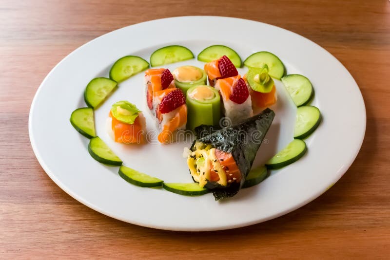 Ljus färgsushi med frukt fotografering för bildbyråer Ljus färgsushi med frukt fotografering för bildbyråer