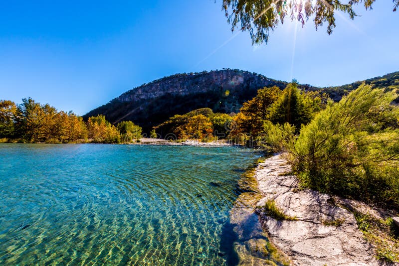 Ljus härlig nedgånglövverk på Crystal Clear Frio River royaltyfri fotografi