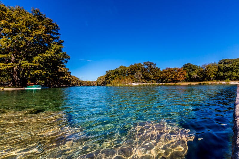 Ljus härlig nedgånglövverk på Crystal Clear Frio River royaltyfria bilder