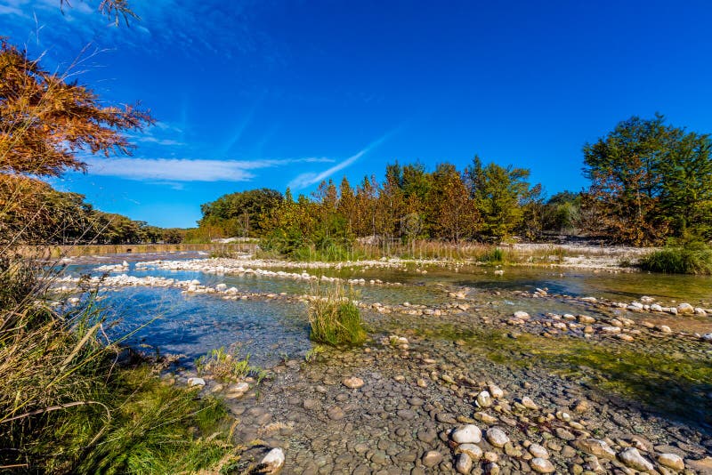 Ljus härlig nedgånglövverk på Crystal Clear Frio River arkivfoto