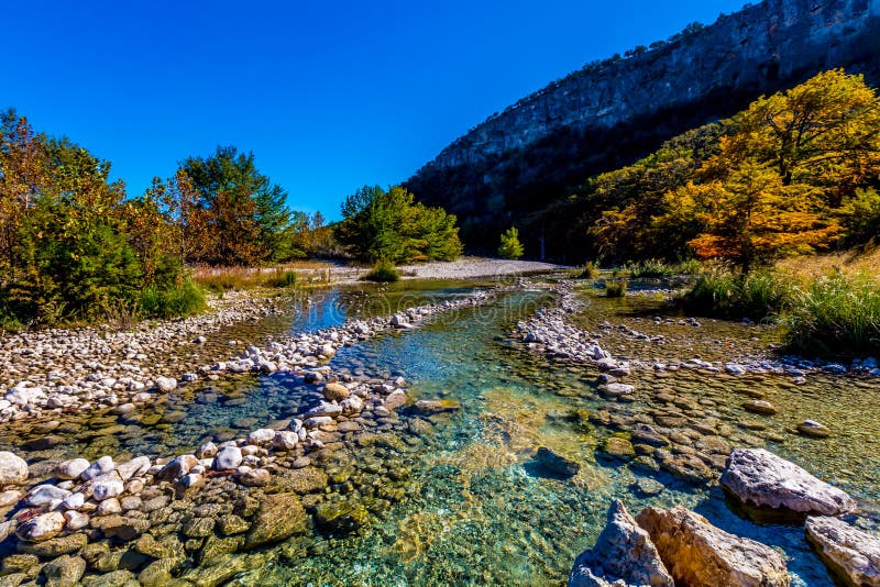 Ljus härlig nedgånglövverk på Crystal Clear Frio River i Texas arkivfoto