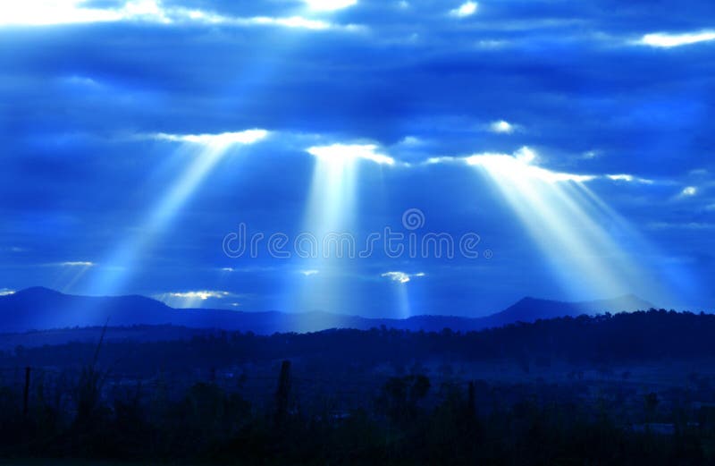 Ljusa strålar från himmel som skjuter ner över dalen royaltyfri fotografi Ljusa strålar från himmel som skjuter ner över dalen royaltyfri fotografi