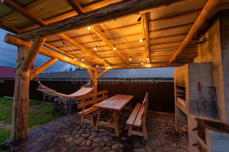 Ljusare utomhus med hammock- och strängljus arkivfoton
