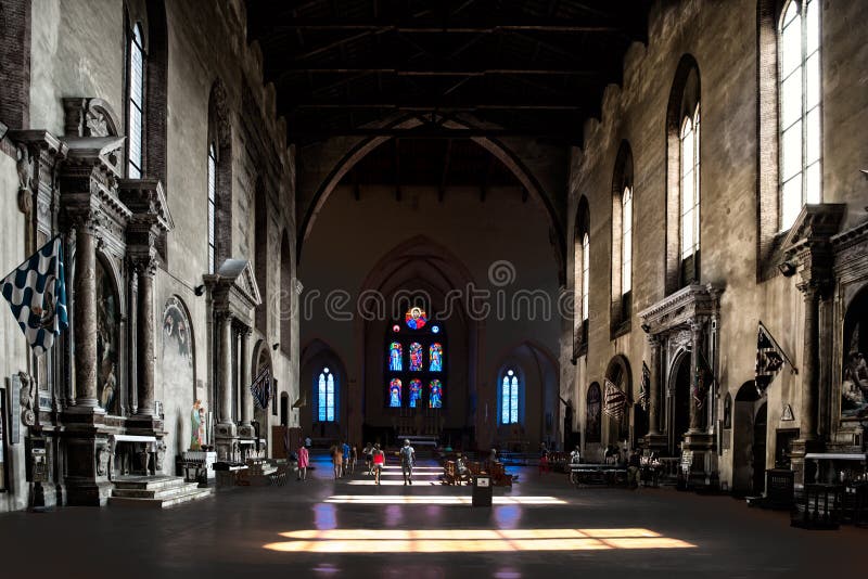 Ljust falla till och med fönster på golv av basilikan San Domeniko Siena, Tuscany, Italien, ljus och skugga i kyrka arkivfoto Ljust falla till och med fönster på golv av basilikan San Domeniko Siena, Tuscany, Italien, ljus och skugga i kyrka arkivfoto