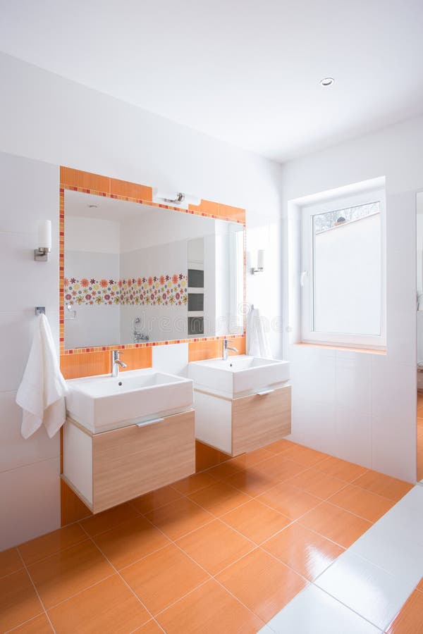 Ljust orange badrum arkivfoto. Bild av brigham, clean - 53724492