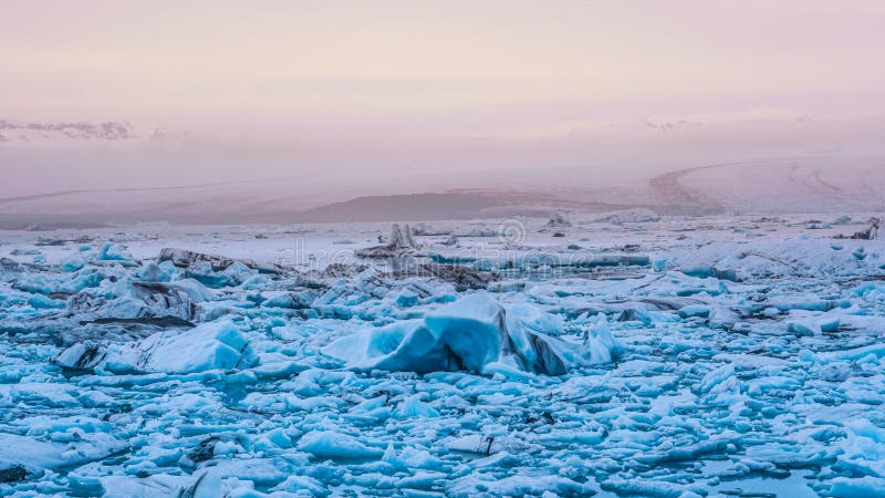 Ljust reflektera för sol på isbergglaciärlagun, jokulsarlon av I royaltyfria foton Ljust reflektera för sol på isbergglaciärlagun, jokulsarlon av I royaltyfria foton