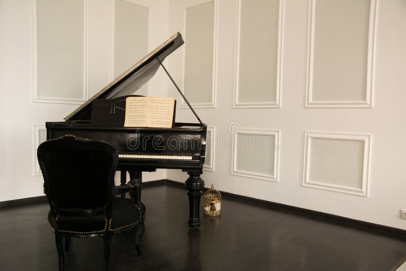 Ljust rum med ett piano och en stol arkivbilder Ljust rum med ett piano och en stol arkivbilder