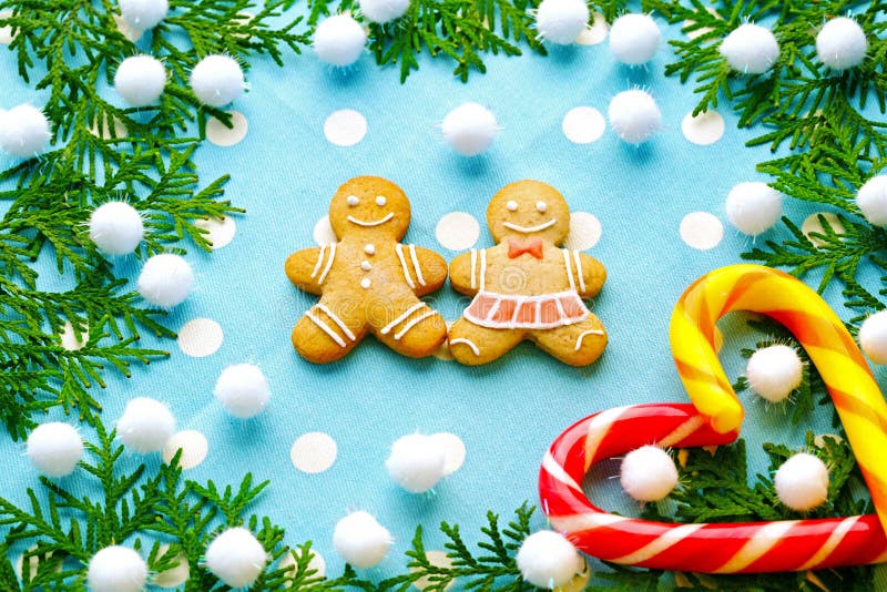 Ljust rödbrun pepparkakor och karamell i form av hjärta arkivbild