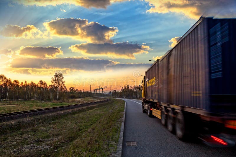 LKW auf Straße lizenzfreie stockfotos LKW auf Straße lizenzfreie stockfotos