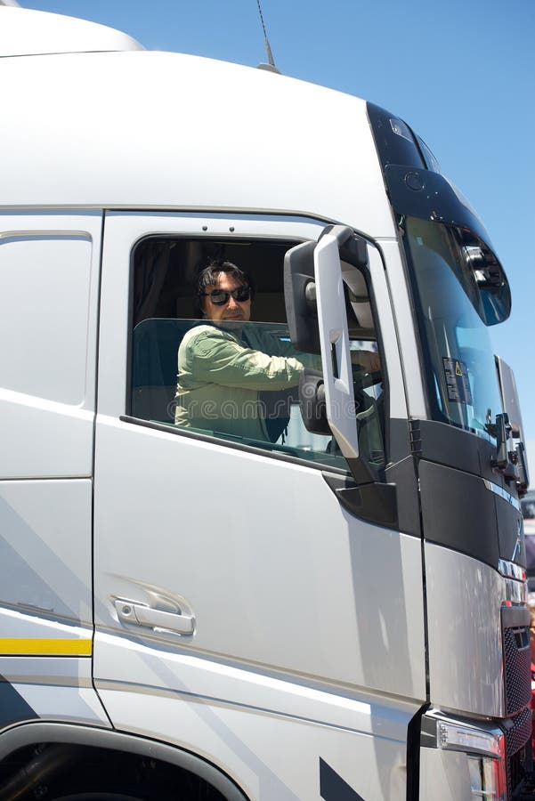 LKW-Fahrer in der Kabine lizenzfreie stockfotos LKW-Fahrer in der Kabine lizenzfreie stockfotos