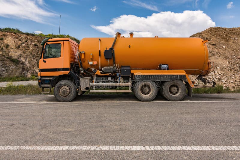 LKW mit dem Wasserbehälter bestimmt für Bau stockbilder LKW mit dem Wasserbehälter bestimmt für Bau stockbilder