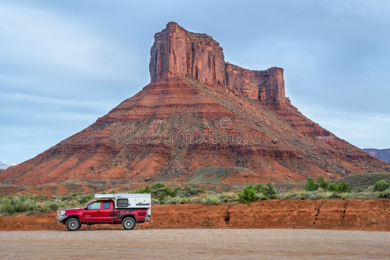 LKW Toyotas Tacoma mit einem Knall herauf Wohnwagen stockfotos LKW Toyotas Tacoma mit einem Knall herauf Wohnwagen stockfotos