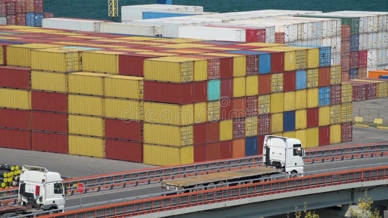 LKWs gehen über den industriellen Seehafen mit Behältern - Frachttransport und Versandkonzept