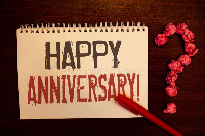 Llamada de motivación del aniversario feliz del texto de la escritura Concepto que significa las bolas de papel rojizas s de la c fotos de archivo libres de regalías Llamada de motivación del aniversario feliz del texto de la escritura Concepto que significa las bolas de papel rojizas s de la c fotos de archivo libres de regalías