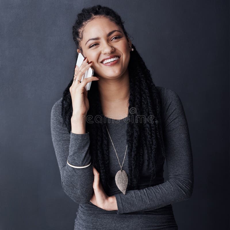 Llamada de teléfono riendo y mujer africana en estudio para contactar chat en línea y redes sociales. comunicación feliz foto de archivo libre de regalías
