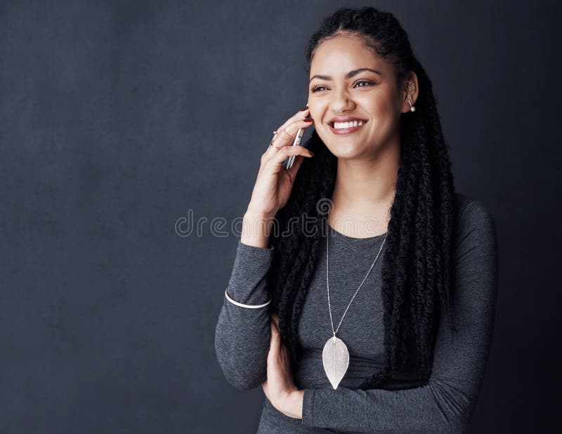 Llamada telefónica hablando y mujer africana en estudio para contactar chat en línea o red social. espacio de burla imagen de archivo libre de regalías