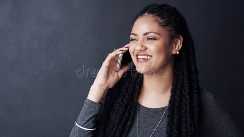 Llamada telefónica risa y mujer africana en estudio para contactar chat en línea y redes sociales. comunicación de mockup y fotos de archivo libres de regalías