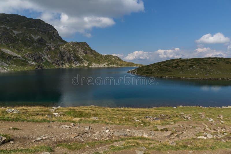 Llandscape z Cynaderki jeziorem przy Siedem Rila jeziorami, Rila góra, Bułgaria zdjęcie royalty free Llandscape z Cynaderki jeziorem przy Siedem Rila jeziorami, Rila góra, Bułgaria zdjęcie royalty free