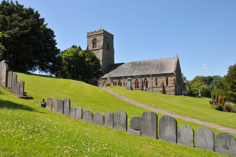 Llanfair St Mary kyrka och gravstenar i sommarshusninen