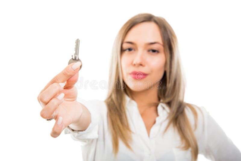 Llave hermosa del apartamento de la demostración de la mujer de las propiedades inmobiliarias del negocio del foco selectivo imagen de archivo libre de regalías Llave hermosa del apartamento de la demostración de la mujer de las propiedades inmobiliarias del negocio del foco selectivo imagen de archivo libre de regalías