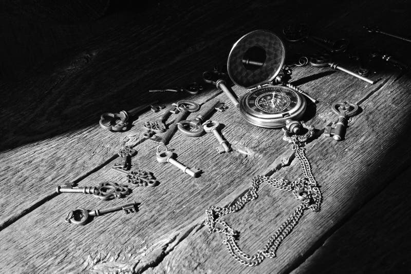 Llaves antiguas y reloj de bolsillo viejo foto de archivo libre de regalías Llaves antiguas y reloj de bolsillo viejo foto de archivo libre de regalías