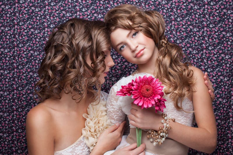 Lle coppie alla moda di due ragazze fotografie stock libere da diritti Lle coppie alla moda di due ragazze fotografie stock libere da diritti