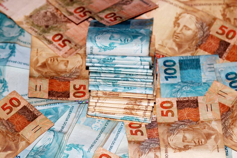Lle note di 50 e 100 reais dal Brasile nel pacchetto fotografia stock Lle note di 50 e 100 reais dal Brasile nel pacchetto fotografia stock