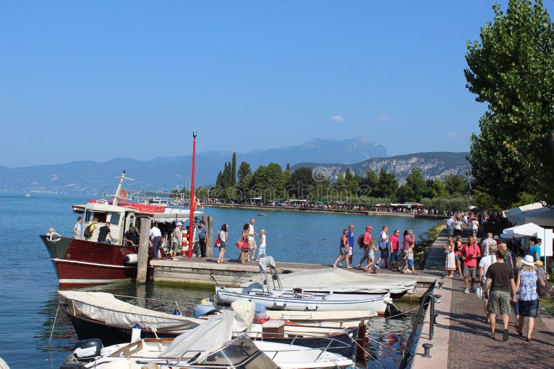 Llegada en barco Bardolino en el lago Garda Italia imagenes de archivo Llegada en barco Bardolino en el lago Garda Italia imagenes de archivo