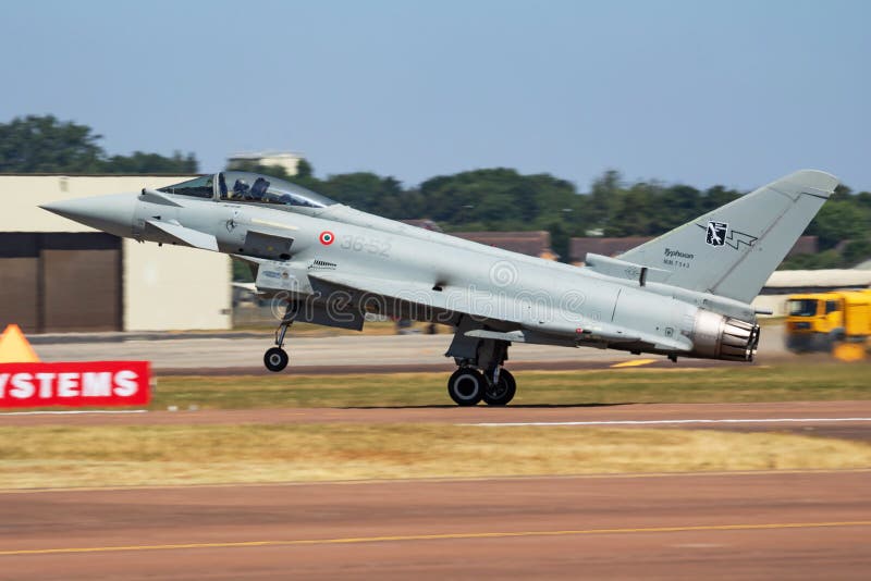 Llegada y aterrizaje italianos de los aviones de avión de combate de Eurofighter Typhoon MM7343 de la fuerza aérea para el tatuaj foto de archivo libre de regalías Llegada y aterrizaje italianos de los aviones de avión de combate de Eurofighter Typhoon MM7343 de la fuerza aérea para el tatuaj foto de archivo libre de regalías
