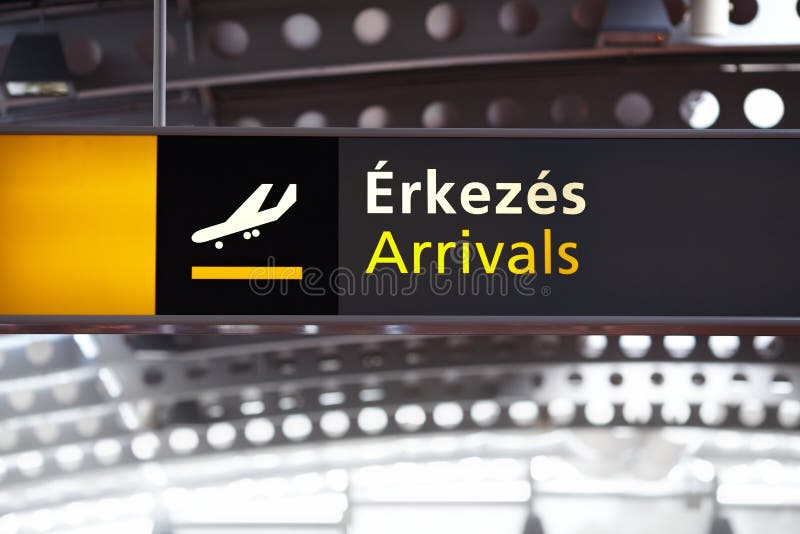 Señal de llegadas en el aeropuerto de Hungría con texto en húngaro