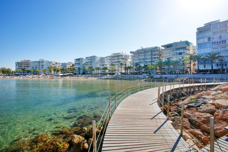 Llevant strand, Spanien Salou ?r en viktig destination f?r sol och stranden f?r europeisk turism royaltyfri foto Llevant strand, Spanien Salou ?r en viktig destination f?r sol och stranden f?r europeisk turism royaltyfri foto