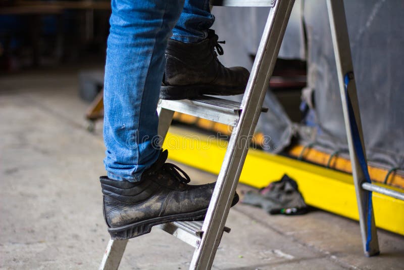 Llevar Zapatos Seguridad Para Garantizar La Seguridad En El Trabajo. Trabajadores De La Construcción Llevan Zapatos De Segurida Foto de archivo - de experto, escaleras: 227860186