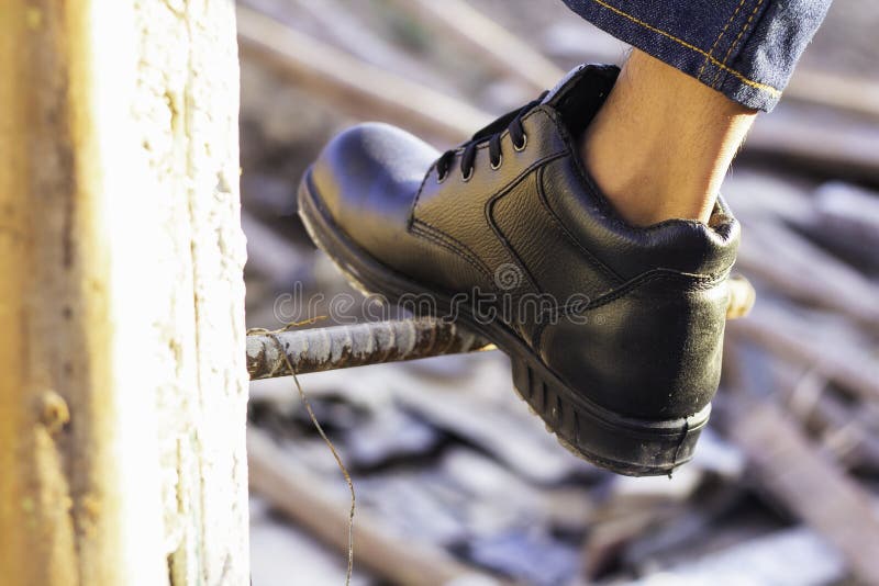 Todo el mundo Café partícula Llevar Zapatos De Seguridad Para Garantizar La Seguridad En El Trabajo.  Trabajadores De La Construcción Llevan Zapatos De Segurida Imagen de  archivo - Imagen de hombre, detalle: 268237809